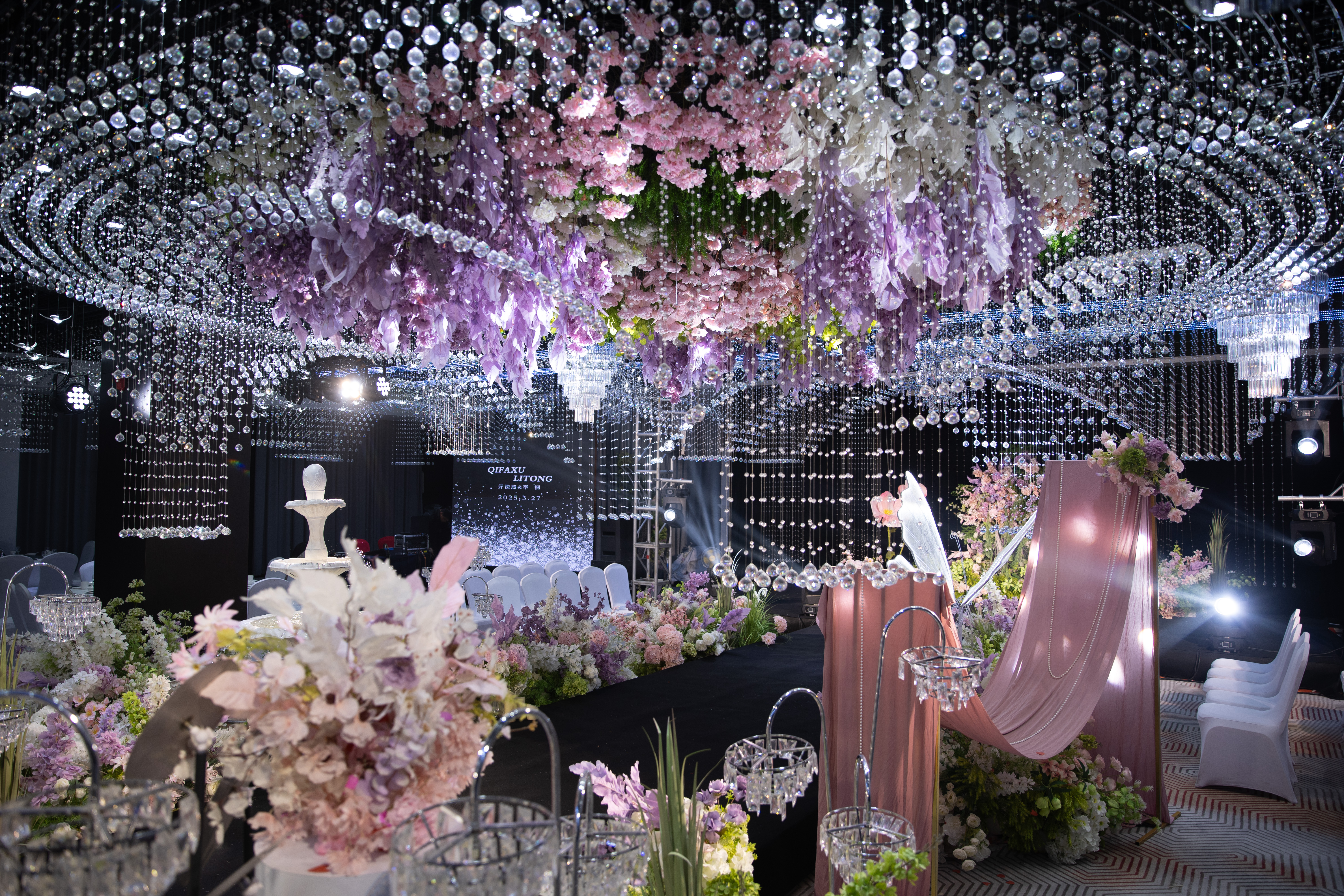 婚禮篇丨粉紫交織，是春日云霞偷吻了夢(mèng)幻花海